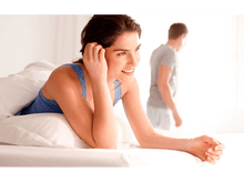 Charger l'image dans la galerie, Femme au lit souriante, homme au fond s'éloignant.