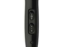 Charger l'image dans la galerie, Gros plan sur une poignée de sèche-cheveux noire, avec deux boutons et un bouton marche/arrêt en bas.