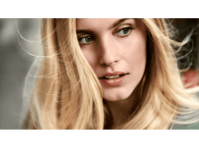 Charger l'image dans la galerie, Gros plan sur une femme blonde aux yeux verts. Elle regarde légèrement sur le côté.