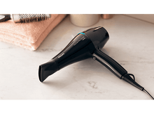 Charger l'image dans la galerie, Sèche-cheveux Philips noir sur marbre, serviette et brosse.