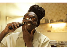 Charger l'image dans la galerie, Des personnages d'un jeu vidéo courent sur une scène désertique, avec des fruits et un monstre vert.