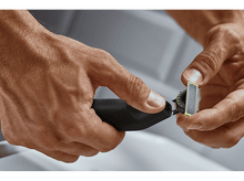 Charger l'image dans la galerie, Des mains fixent une lame sur un rasoir Philips. La lame est jaune et noire.