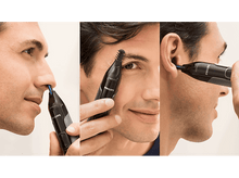 Charger l'image dans la galerie, Un homme coupe les poils du nez, des sourcils et des oreilles avec un Philips noir.