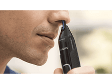 Charger l'image dans la galerie, Homme utilisant une tondeuse à poils de nez.
