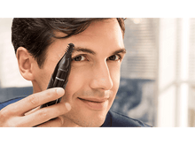 Charger l'image dans la galerie, Homme utilisant un coupe-poils nasal. Il sourit.