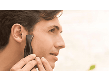 Charger l'image dans la galerie, Homme taillant ses favoris avec une tondeuse électrique noire.