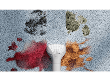Charger l'image dans la galerie, Tapis avec des taches de différentes couleurs et un appareil de nettoyage blanc. Les taches sont noires, vertes, rouges et oranges.