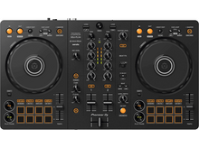 Charger l'image dans la galerie, Une console DJ noire avec des boutons, des boutons et deux platines. Logo Pioneer Dj.