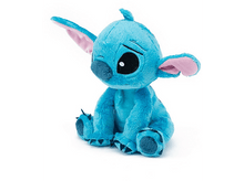 Charger l'image dans la galerie, Peluche bleue Stitch assise. Elle a de grands yeux noirs et de grandes oreilles roses.
