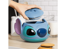 Charger l'image dans la galerie, Mug bleu Stitch avec couvercle, main l'enlevant, biscuits et lait à côté.