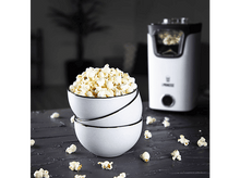 Charger l'image dans la galerie, Deux bols remplis de pop-corn, avec une machine à pop-corn en arrière-plan.