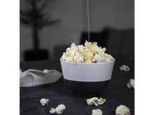 Charger l'image dans la galerie, Bol de pop-corn avec du miel versé dessus, sur une table sombre. Du pop-corn éparpillé.