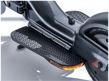 Charger l'image dans la galerie, Trottinette électrique, détail du repose-pieds, avec lumière orange et poignée noire.