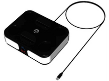 Charger l'image dans la galerie, Distributeur de nourriture pour chats noir et argenté avec un câble USB. Boutons à l'avant, câble à droite.