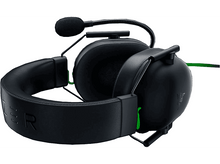 Charger l'image dans la galerie, Casque de jeu noir avec un microphone. Logo Razer sur l'écouteur.