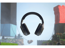 Charger l'image dans la galerie, Casque flottant dans les airs, avec un arrière-plan d'éléments de château et de ciel.