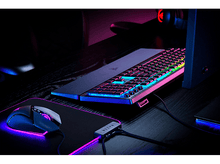 Charger l'image dans la galerie, Configuration de jeu avec clavier et souris Razer. Clavier avec lumières colorées. Bureau noir.