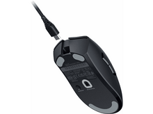 Charger l'image dans la galerie, Une souris de jeu Razer noire avec un câble USB-C branché.
