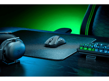 Charger l'image dans la galerie, Une configuration de jeu avec une souris sur un tapis de souris, et un casque et un clavier en arrière-plan.