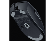 Charger l'image dans la galerie, Souris gaming Razer noire, vue de dessous. Affiche les DPI et autres infos.