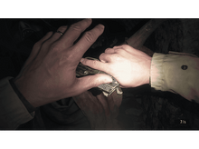 Charger l'image dans la galerie, Mains tenant une arme sur une surface ensanglantée. La scène est sombre.