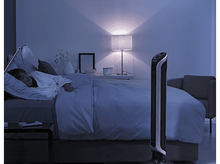 Charger l'image dans la galerie, Scène de chambre à coucher la nuit. Une femme dort dans le lit. Un ventilateur à côté.