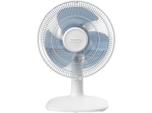 Charger l'image dans la galerie, Ventilateur de table blanc avec pales bleues. Socle blanc, fond noir.