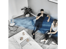 Charger l'image dans la galerie, Deux personnes assises sur un canapé, avec un ventilateur soufflant de l'air. Deux tables sont devant.