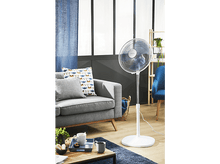 Charger l'image dans la galerie, Scène de salon avec un ventilateur, un canapé, des coussins, un tapis et une chaise bleue.