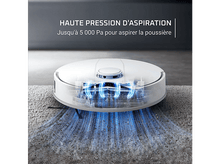 Charger l'image dans la galerie, Aspirateur robot blanc nettoyant un tapis. Des lumières bleues émanent de la machine, avec superposition de texte.