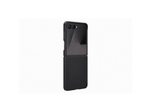 Charger l'image dans la galerie, Téléphone Samsung Galaxy Z Flip noir dans un étui noir, ouvert. Le téléphone est sur fond blanc.