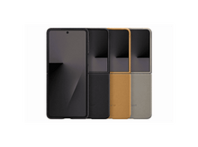 Charger l'image dans la galerie, Quatre smartphones pliés dans des étuis noirs, marron, beige et gris. Les écrans sont sombres.