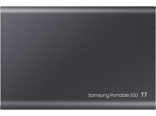 Charger l'image dans la galerie, SSD portable Samsung T7 gris foncé. La surface est texturée. Le texte blanc indique 'SSD portable Samsung T7'.