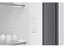 Charger l'image dans la galerie, Gros plan de l'écran numérique sur la porte du réfrigérateur. Affiche les réglages de température.