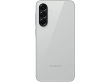 Charger l'image dans la galerie, L'arrière d'un téléphone Samsung gris clair. Il a trois caméras et le logo Samsung.