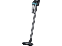 Charger l'image dans la galerie, Un aspirateur sans fil Samsung noir et bleu. Il est incliné, montrant la poignée et la tête de brosse.