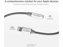 Charger l'image dans la galerie, Un câble audio argenté avec des entrées Lightning et jack, courte longueur, fond blanc.