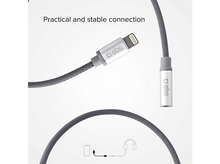 Charger l'image dans la galerie, Câble USB-C vers Lightning argenté. Câble gris avec connecteurs argentés. Fond blanc.