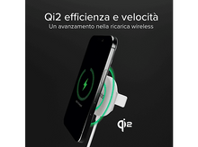 Charger l'image dans la galerie, Téléphone noir se chargeant sans fil sur support blanc. Texte sur Qi2. Fond noir.