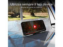 Charger l'image dans la galerie, Téléphone en charge sur une table, diffusant une vidéo. Vue depuis une fenêtre.