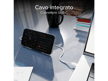 Charger l'image dans la galerie, Câble USB-C blanc branché sur un ordinateur portable, avec une horloge intelligente à proximité.