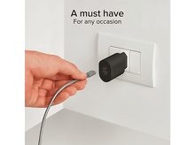 Charger l'image dans la galerie, Main branchant un câble USB-C sur un chargeur mural noir, texte "TYPE-C 15W".