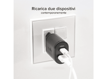 Charger l'image dans la galerie, Chargeur noir branché dans une prise murale, fond blanc.