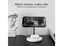 Charger l'image dans la galerie, Un smartphone sur un support de chargement, montrant un appel vidéo.