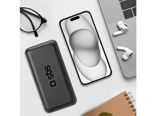 Charger l'image dans la galerie, Une batterie externe noire, un téléphone, des écouteurs et un carnet sur une surface blanche.