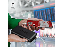 Charger l'image dans la galerie, Une personne tenant une batterie externe noire et un téléphone avec une carte d'embarquement.