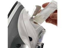 Charger l'image dans la galerie, Un fer à repasser blanc rempli d'eau à partir d'un récipient en plastique transparent.