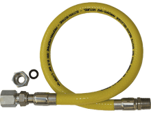 Charger l'image dans la galerie, Tuyau de gaz jaune avec raccords métalliques. Il est enroulé. Texte sur le tuyau.