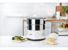 Charger l'image dans la galerie, Un cuiseur vapeur blanc et argenté avec des aliments cuits, des légumes et du riz sur une table.