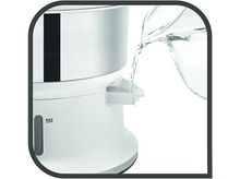 Charger l'image dans la galerie, Gros plan de l'eau versée d'une carafe dans un petit récipient.